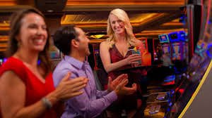 dian77 Live Casino – pemain menikmati meja Baccarat live dengan antarmuka yang intuitif di dian77